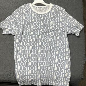 Men’s XL white Nike tee